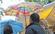  ??  ?? Wichtigste­s Utensil am Samstag auf dem Stadtfest: Der Regenschir­m, so groß wie möglich.