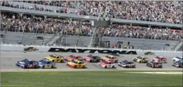  ?? THE ASSOCIATED PRESS FILE PHOTO ?? Chase Elliott (24) leads the field at the start of last year’s Daytona 500.