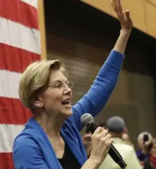  ?? AP ?? FEELS THE MOMENTUM: Democratic presidenti­al candidate U.S. Sen. Elizabeth Warren waves at a rally Saturday in Seattle.