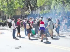  ?? ?? Jóvenes quemaron residuos en protesta por plan “Hambre cero”.