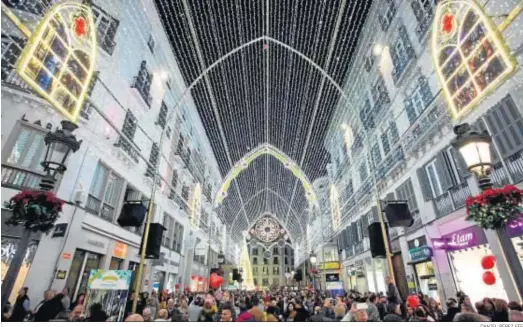  ?? DANIEL PÉREZ EFE ?? La calle Larios de Málaga, iluminada por Iluminacio­nes Ximénez, durante la Navidad del año pasado.