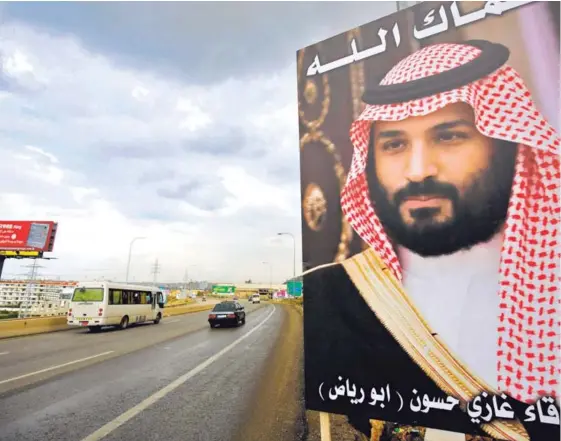  ?? AFP ?? Un retrato del príncipe heredero de Arabia Saudí, Mohamed bin-Salmán, expuesto a la orilla de una carretera en la ciudad libanesa de Trípoli.