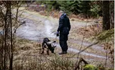  ?? Bild: ROGER LARSSON ?? FORTSATT SÖKANDE. Polisen fortsatte arbetet med att söka efter spår kring platsen där den döde mannen hittades.