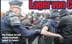  ??  ?? Die Polizei ist mit einem Großaufgeb­ot in Calais.