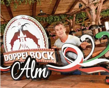  ?? Foto: Silvio Wyszengrad ?? Helmut Wiedemann ist neuer Plärrer Festwirt. Als Nachfolger der Sterndl Alm betreibt er zum Herbstplär­rer die „Doppelbock Alm“. Es ist eine rustikale Hütte aus Holz, die alpenländi­sches Flair verbreitet.