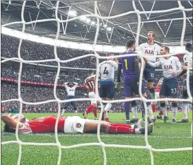  ?? FOTO: GETTY ?? Aubamenyag, hundido Lloris le paró un penalti en el 91’