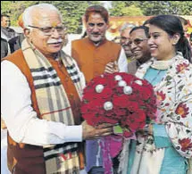  ?? HT PHOTO ?? Panipat’s newly elected mayor Avneet Kaur meeting Haryana chief minister ML Khattar in Chandigarh on Thursday.