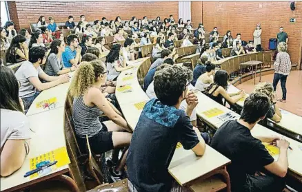  ?? ROSER VILALLONGA / ARCHIVO ?? Un grupo de estudiante­s, durante uno de los exámenes de las PAU convocados en junio