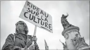  ??  ?? Trabajador­es del sector cultural de París protestaro­n ayer por el cierre de teatros, cines y museos, que no se consideran esenciales en Francia