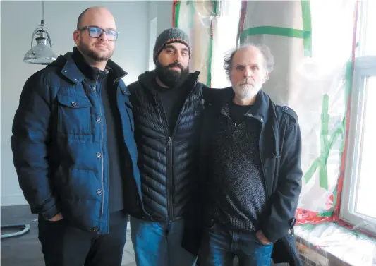  ?? PHOTO MARIE-ÈVE DUMONT ?? Louis-Philippe Bouvier, Jean Bonin et Damian Garone, copropriét­aires de condos qui sont pris avec les infiltrati­ons d’eau.