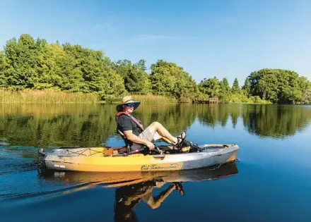  ?? PATRICK CONNOLLY/ORLANDO SENTINEL PHOTOS ?? Mike Plante, owner of Travel Country Outfitters, shows off an Old Town Sportsman PDL 106 pedal-drive kayak.