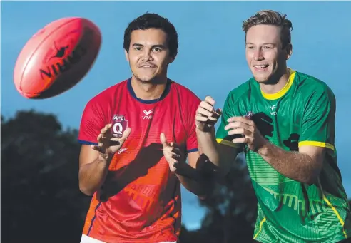  ?? Picture: ANNA ROGERS ?? EYES ON THE BALL: Manunda Hawks Duncan Seden and Centrals Ryan Lempa are ready for the big clash.