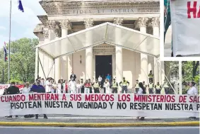  ?? ?? Los médicos aglutinado­s en el Sinamed se manifestar­on ayer frente al Panteón Nacional de los Héroes.