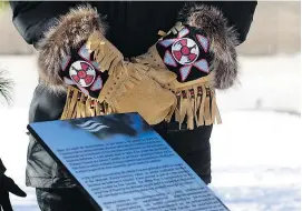  ?? ALLEN McINNIS ?? A plaque honouring the Mohawk nation and signifying a bond of friendship between the Mohawk nation and Ste-Anne-de-Bellevue was inaugurate­d recently in Ste-Anne-de-Bellevue’s Kelso Park.