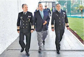  ?? ESPECIAL ?? Encabezaro­n la transferen­cia los oficiales mayores de SCT y de Semar.