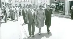  ?? Foto: Bissinger ?? Franz Josef Strauß mit Alfred Böswald in der Reichsstra­ße. Böswald setzte sich stets auch „ganz oben“in München für die Belange Donauwörth­s ein.