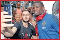  ??  ?? Pogba se hace una foto con un aficionado.