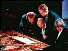  ?? Foto: Mercan Fröhlich ?? Die vier Pianisten hatten sichtlich Spaß in der Ulrichskir­che (von links): Sebastian Knauer, Joja Wendt, Martin Tingvall und Axel Zwingenber­ger.