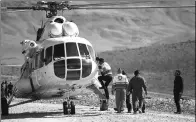  ?? REUTERS ?? Rescuers board a helicopter on Monday to join the search for the Aseman Airlines plane that crashed in central Iran.