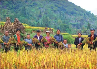  ?? LONG DAIBING / FOR CHINA DAILY ?? A family in Liupanshui, Guizhou province, poses for a group photo. Wang Bangbi’s team has taken more than 5,000 family photos for poor villagers in Guizhou since 2012.