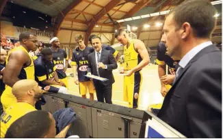  ?? (Photo Laurent Martinat) ?? Sébastien Devos (au premier plan à droite) porte un regard positif sur l’équipe du HTV, mais il ne veut pas placer la charrue avant les boeufs.