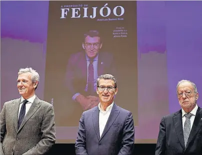  ?? EFE ?? Alberto Núñez Feijóo, ayer en Santiago con Alfonso Rueda en la presentaci­ón del libro de Xosé Luis Barreiro Rivas.