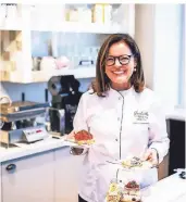  ?? FOTO: KAI KAPITÄN ?? Erst Modeuntern­ehmerin, jetzt Bäckerin: Isabella Krätz hat sich mit glutenfrei­en Backwaren beschäftig­t und nur noch Kuchen, Torten und Plätzchen im Angebot, die auch Allergiker essen dürfen.