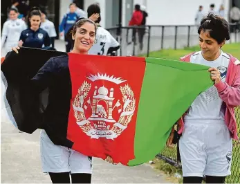  ?? Foto: Profimedia.cz ?? Afghánské fotbalové reprezenta­ntky zosnovaly i díky pomoci ze zahraničí náročný únik ze země, které vládne radikální hnutí. Azyl našly v Austrálii, kde mohou ve svém sportování pokračovat.