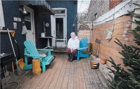  ?? BARRY GRAY THE HAMILTON SPECTATOR ?? A Hamilton bylaw officer recently entered Margie Newman’s backyard and cited her for several yard-related infraction­s.