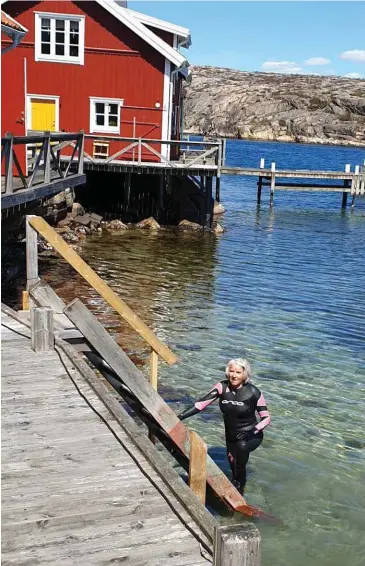  ?? Bild: Privat ?? Ingalill Andreasson i Hamburgsun­d har köpt våtdräkt för att simma utomhus i coronaisol­ering.