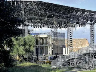  ?? (foto Lapresse) ?? Polemiche Il palco per il Divo NeroneOper­a Rock installato sul Palatino per le serate in programma dal 7 giugno e, a destra, la tensostrut­tura al Pincio, ben visibile da piazza del Popolo