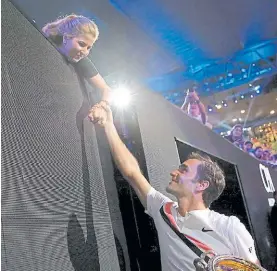  ?? REUTERS ?? Dupla. Federer saluda a su esposa Mirka tras ser campeón.