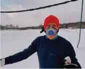  ?? FOTO: FREDRIK SJÖQUIST ?? Tommy Bergström åker skidor med mask
för andningens skull. Täby konstsnösp­år.