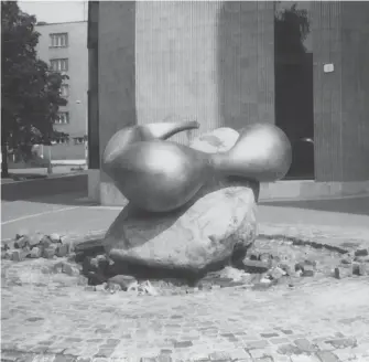  ?? FOTO – AMB ?? Mária Bartuszová: Fontána (Klíčenie) pri obchodnom dome Dargov, 1986–1987.