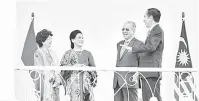  ?? — Gambar Bernama ?? MESRA: Dr Mahathir (dua kanan) dan isteri Dr Siti Hasmah (kiri) berbual bersama Joko (kanan) dan isteri Iriana di Barandah Talk, Istana Presiden Bogor sempena lawatan rasmi dua hari beliau ke Indonesia, Jakarta, semalam.