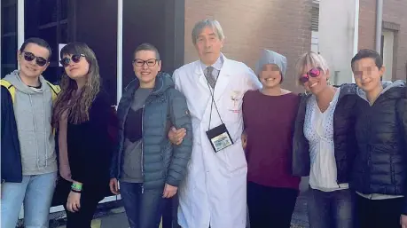  ??  ?? Insieme Il professor Giuseppe Basso con le sue pazienti. L’oncoematol­ogo è scomparso a 73 anni a causa del Covid (foto Facebook Team for Children»