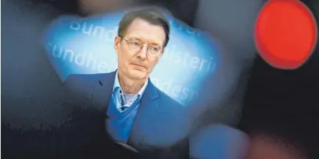  ?? FOTO: BERND VON JUTRCZENKA/DPA ?? In Bedrängnis: Bundesgesu­ndheitsmin­ister Karl Lauterbach (SPD).