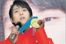  ?? FOTO: AP ?? Hanyu, con su medalla de oro olímpica a su llegada a Tokio tras los JJ.OO.