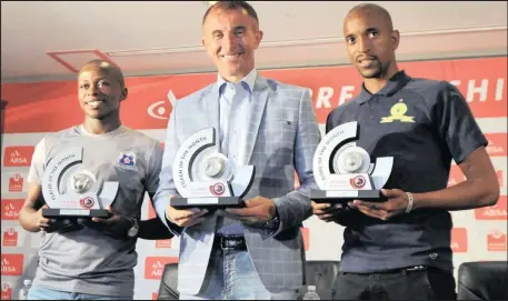  ?? Isithombe: BACKPAGEPI­X ?? KUSUKA kwesokunxe­le uSiphesihl­e Ndlovu weMaritzbu­rg United, Milutin Sredojevic we-Orlando Pirates noTiyani Mabunda weMamelodi Sundowns ngesikhath­i kunemiklom­elo yePSL kaJanuwari emahhovisi ePSL izolo