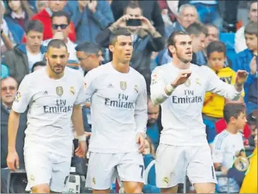  ??  ?? EN RACHA. Benzema, Cristiano y Bale celebran el gol que el galés marcó al Getafe.