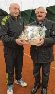  ??  ?? Seit 25 Jahren sorgt Erwin Nuscheler (rechts) für einen reibungslo­sen Spielbe trieb bei den Tennis Senioren. Helmut Atzkern bedankte sich dafür namens al ler Aktiven mit einem Geschenk.
