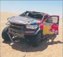  ??  ?? Así quedó el Toyota de Nasser Al-Attiyah después de las varias vueltas de campana que dio en el raid de Abu Dhabi. Calleja lo remolcó