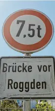  ??  ?? Viele Lastkraftw­agen fahren über die Brücke, obwohl sie das wohl nicht dürfen.