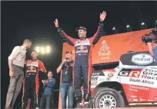  ??  ?? Competenci­a. Nasser Al-Attiyah festeja la victoria obtenida en el rally Dakar.