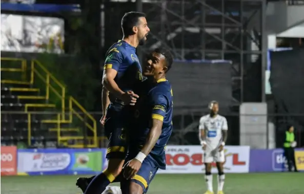  ?? CARTAGINÉS. ?? Los atacantes de Guadalupe FC Fabrizio Ramírez (izquierda) y Jostin Daly hicieron lo que quisieron ante Cartaginés.