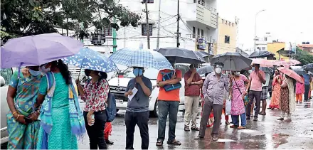  ?? PTI ?? (Top) Beneficiar­ies wait in a queue to receive COVID19 vaccine dose during in rain at a vaccinatio­n centre in in Coimbatore, on Saturday. —