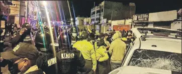  ?? Fotos: Gustavo Guamán / EXTRA - cortesía ?? Los policías llegaron al punto y rescataron al hombre que estuvo cerca de ser linchado.