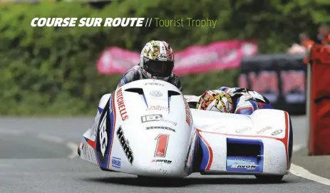  ??  ?? Sacrés frangins Ben et Tom Birchall en pleine action. ils ont remporté les deux courses side-car, tout en faisant claquer un nouveau record du tour dans la catégorie. 117,119 mph, ça commence à faire au ras du sol et la tête dans le panier...