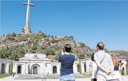  ?? BELÉN DÍAZ ?? Un grupo de turistas visita el Valle de los Caídos, donde sigue enterrado Francisco Franco