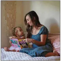 ?? (The New York Times/Melanie Metz) ?? Megan Swanson, a part-time student, reads to her daughter Jojo at their home in Naples, Fla., earlier this month.